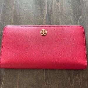 Tory Burch Robinson Continental Triple Compartment Zippered Wallet. Red. NWOT